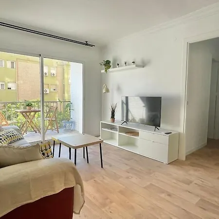 3 Habitaciones, Terraza Y A 200 Metros De La Playa * Malaga